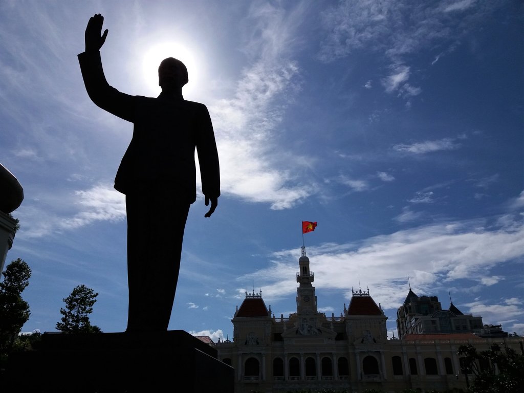 Statut Ho Chi Minh et hotel de ville Vietnam Ho Chi Minh city Saigon