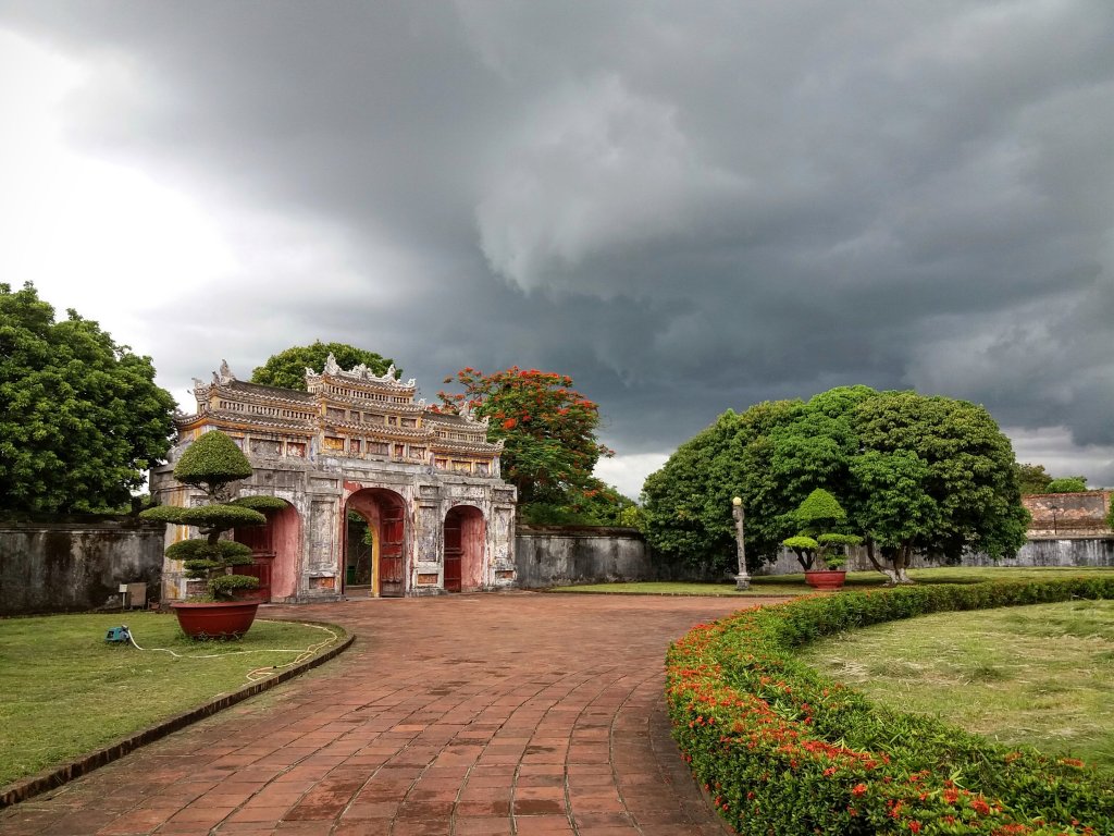Temple hue Vietnam nuage
