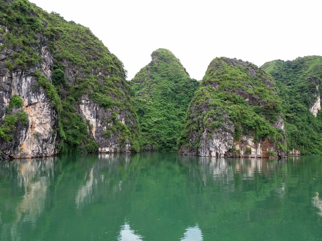 ilot rocheux eau verte Halong Bay Vietnam