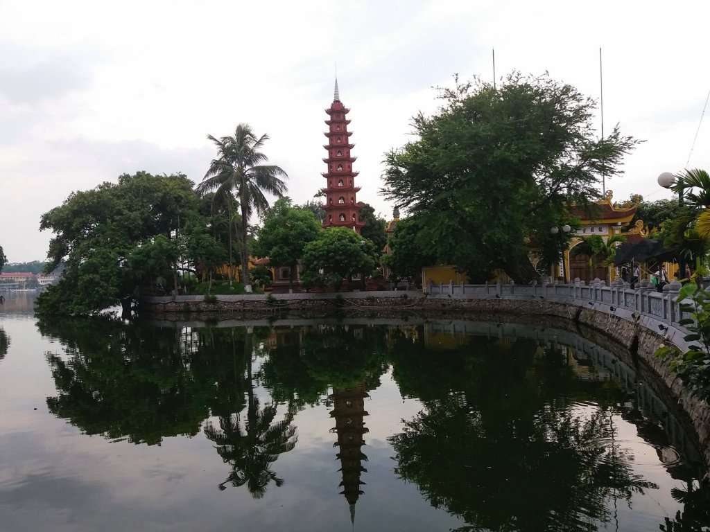 pagode tran quoc hanoi vietnam
