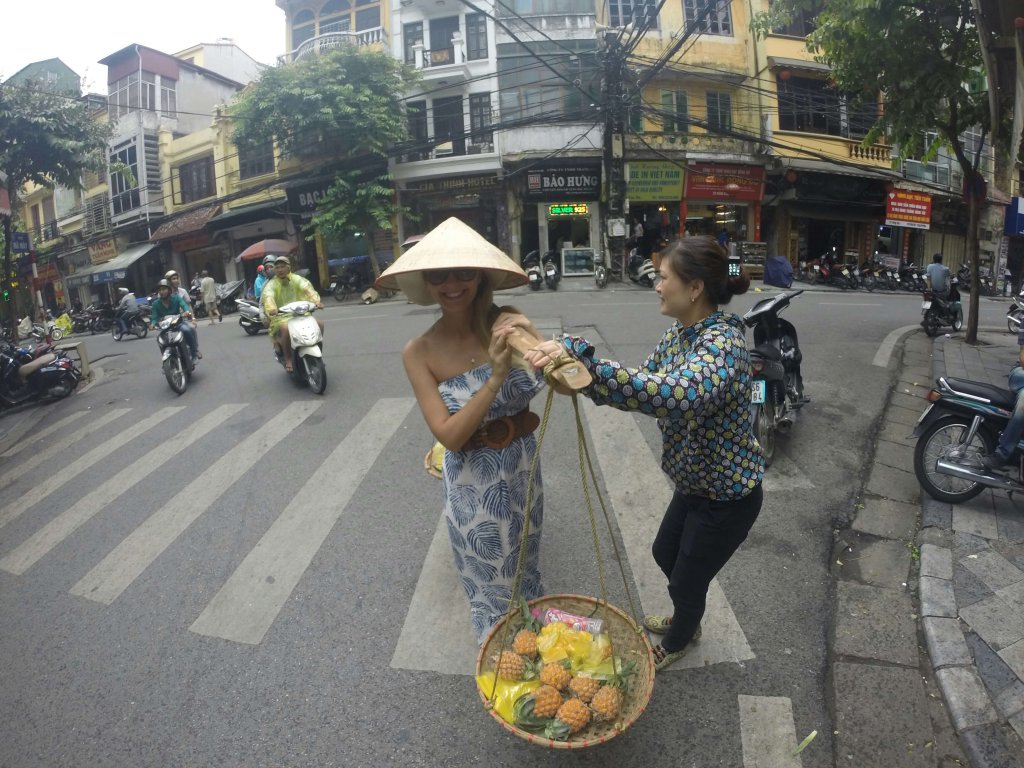 porteur fruit vietnam hanoi rue