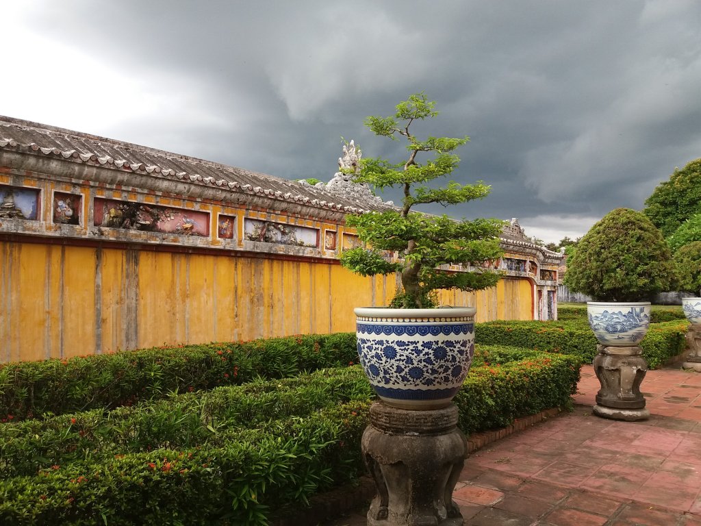 vases Temple hue Vietnam nuage