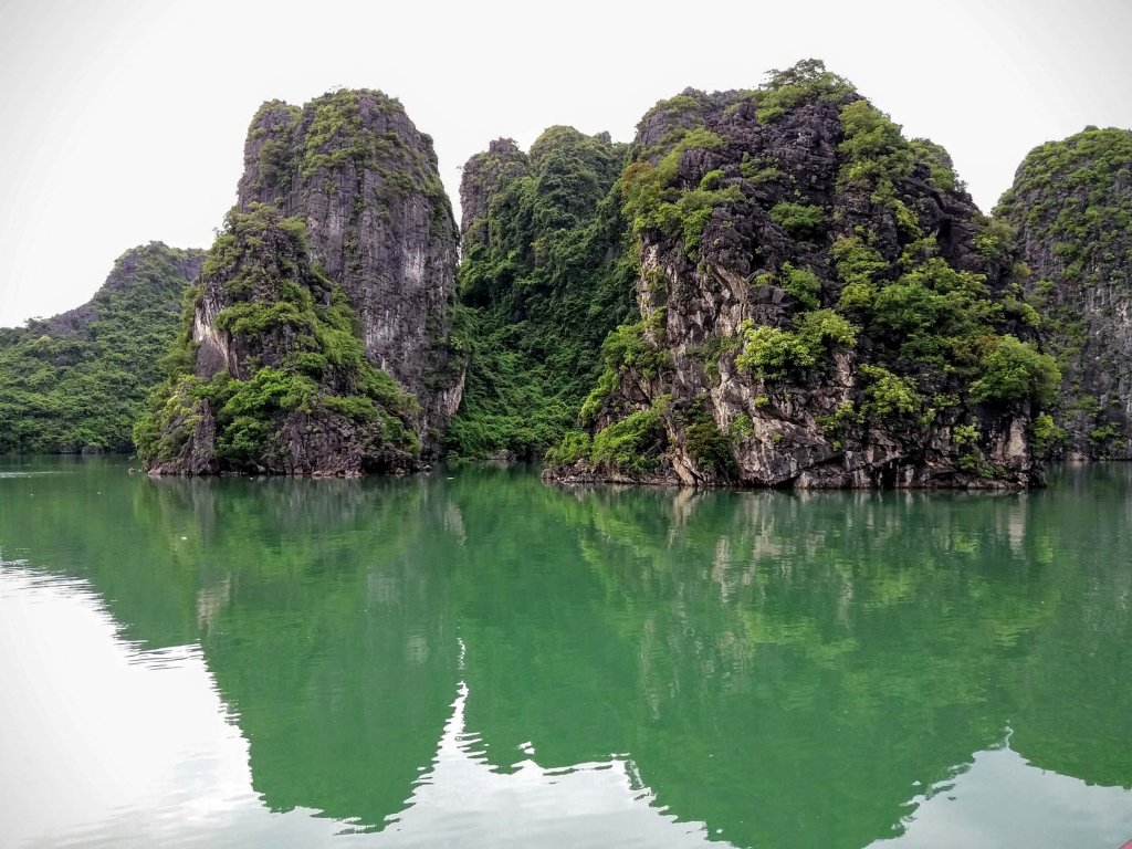 Ilot rocheux reflet Halong Bay Vietnam