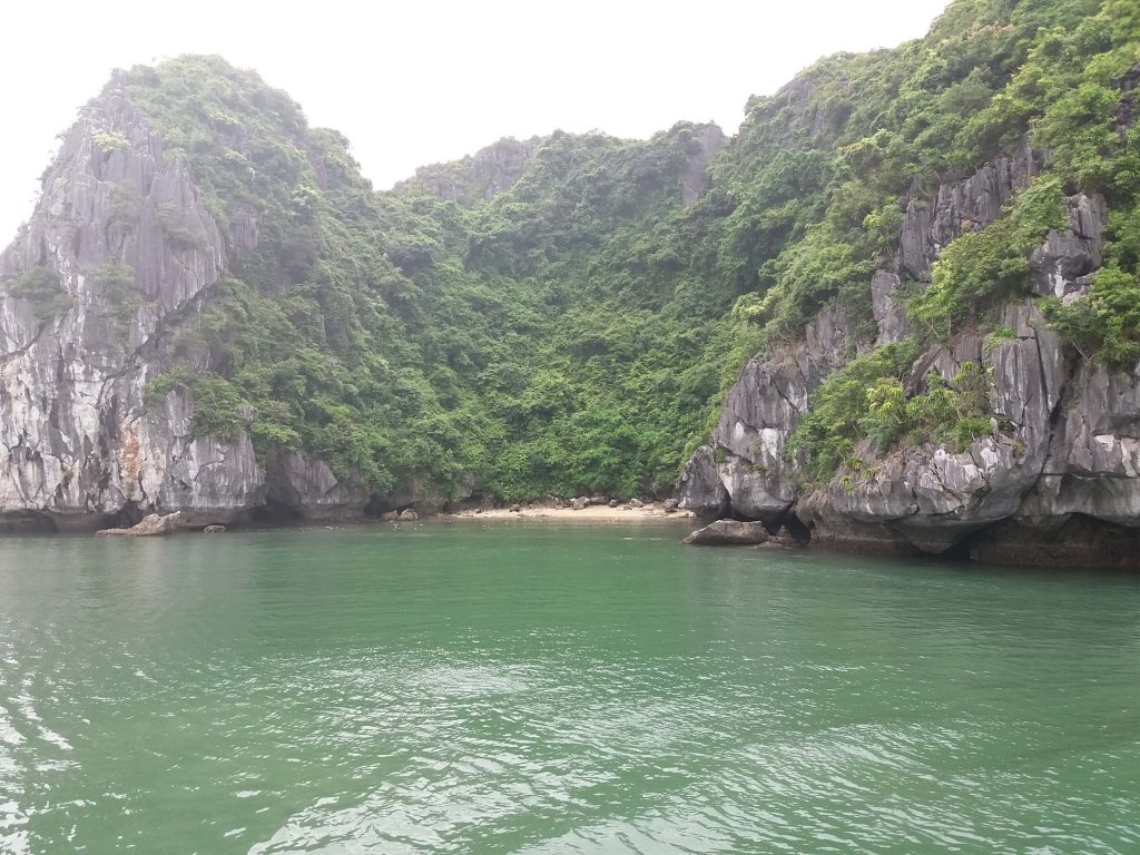 Plage et ilot rocheux Halong Bay Vietnam