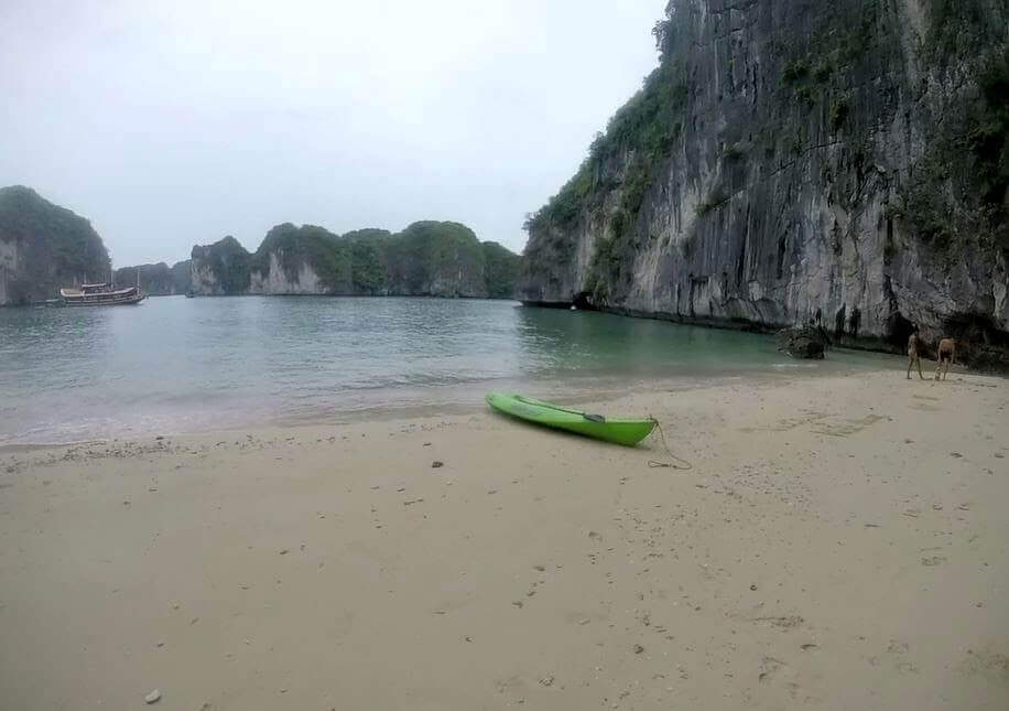 Plage ilot rocheux Halong Bay Vietnam