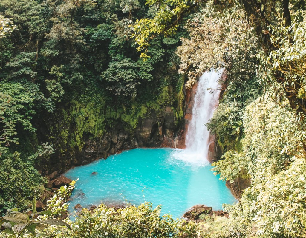 cascade rio celeste costa rica