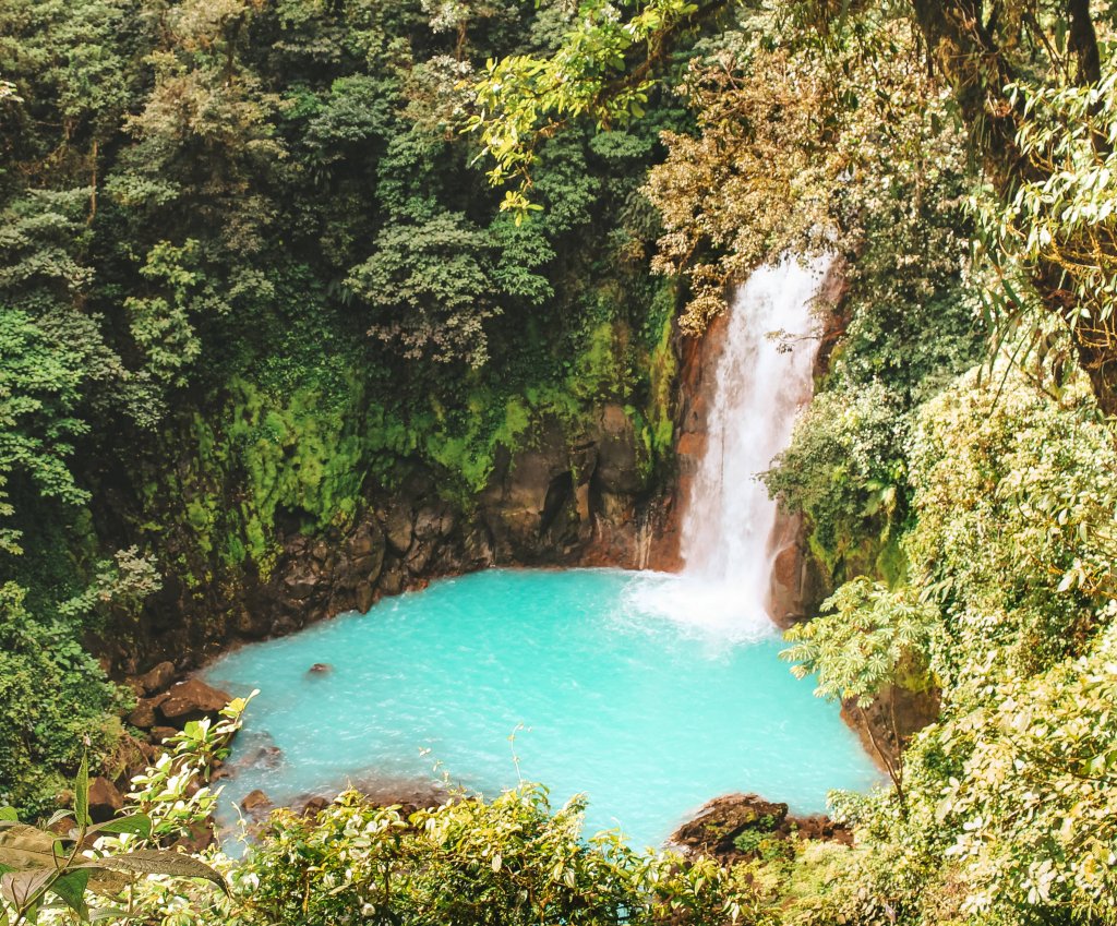 cascade rio celeste costa rica