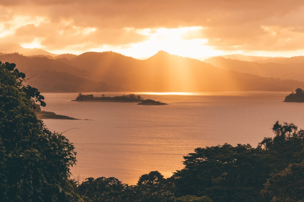 coucher de soleil lac arenal costa rica