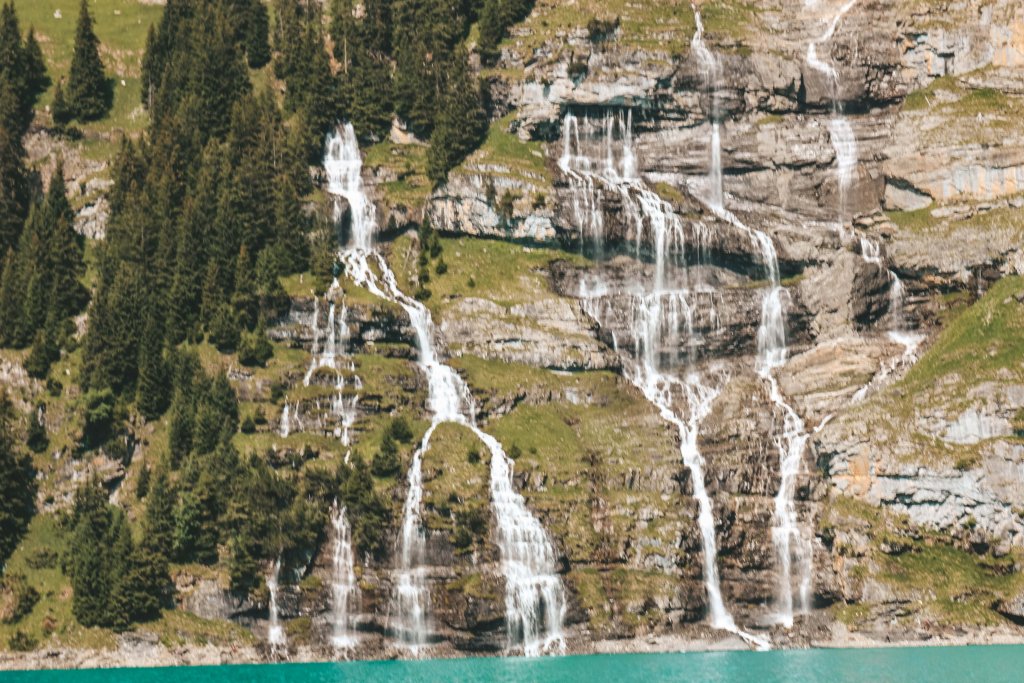 cascade suisse lac oeschinensee barque