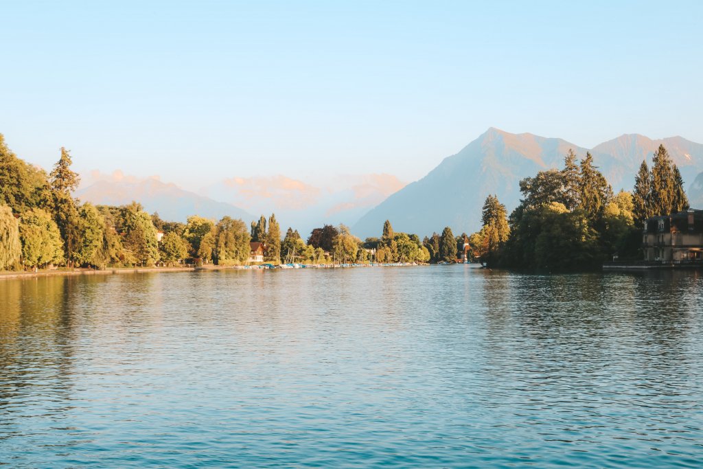 lac de thoune suisse coucher de soleil