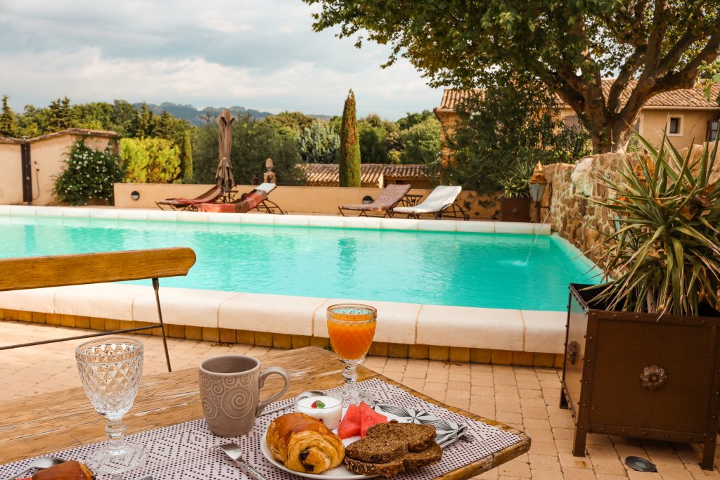 le clos saint saourde petit déjeuner piscine