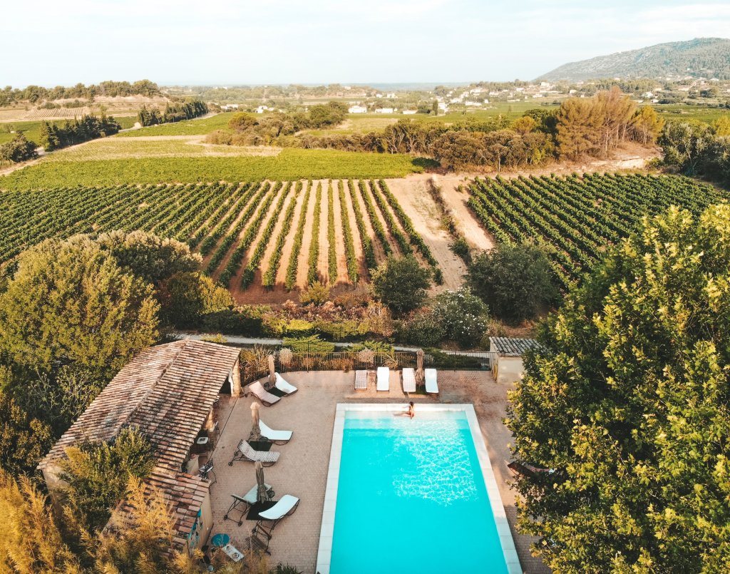 le clos saint saourde piscine vaucluse vignes