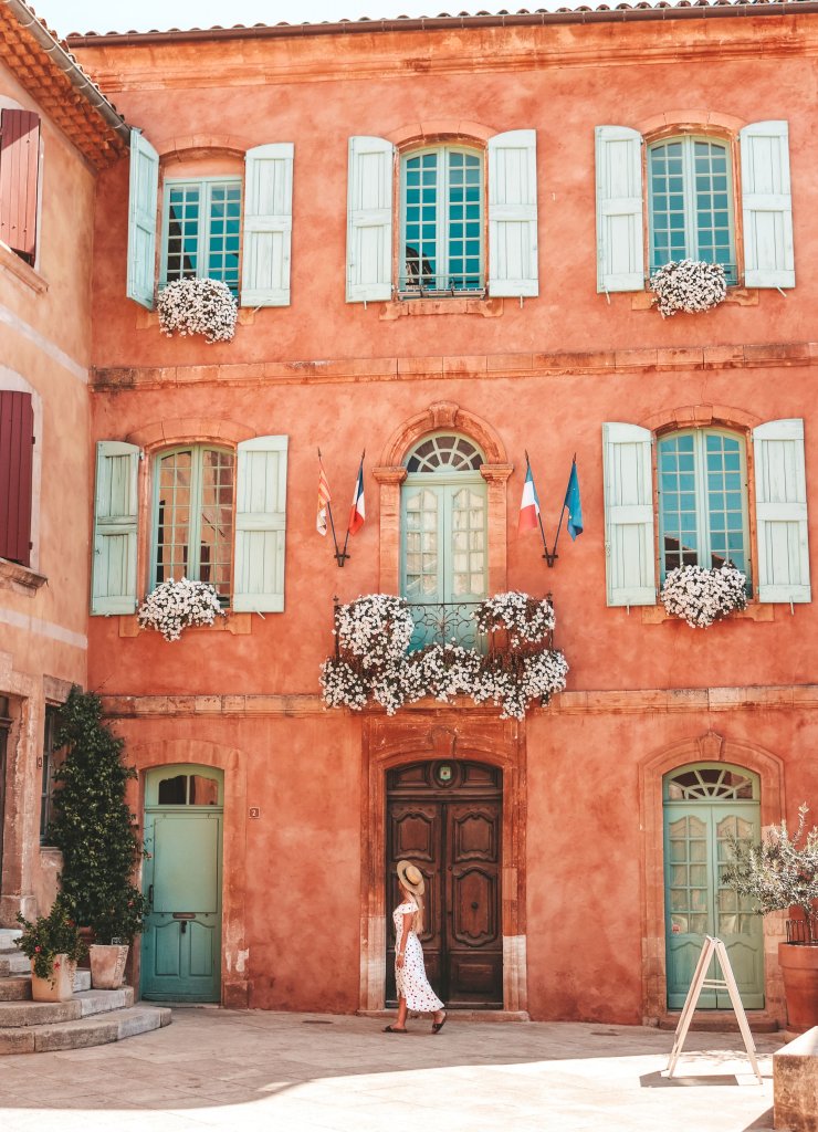 mairie de roussillon provence france