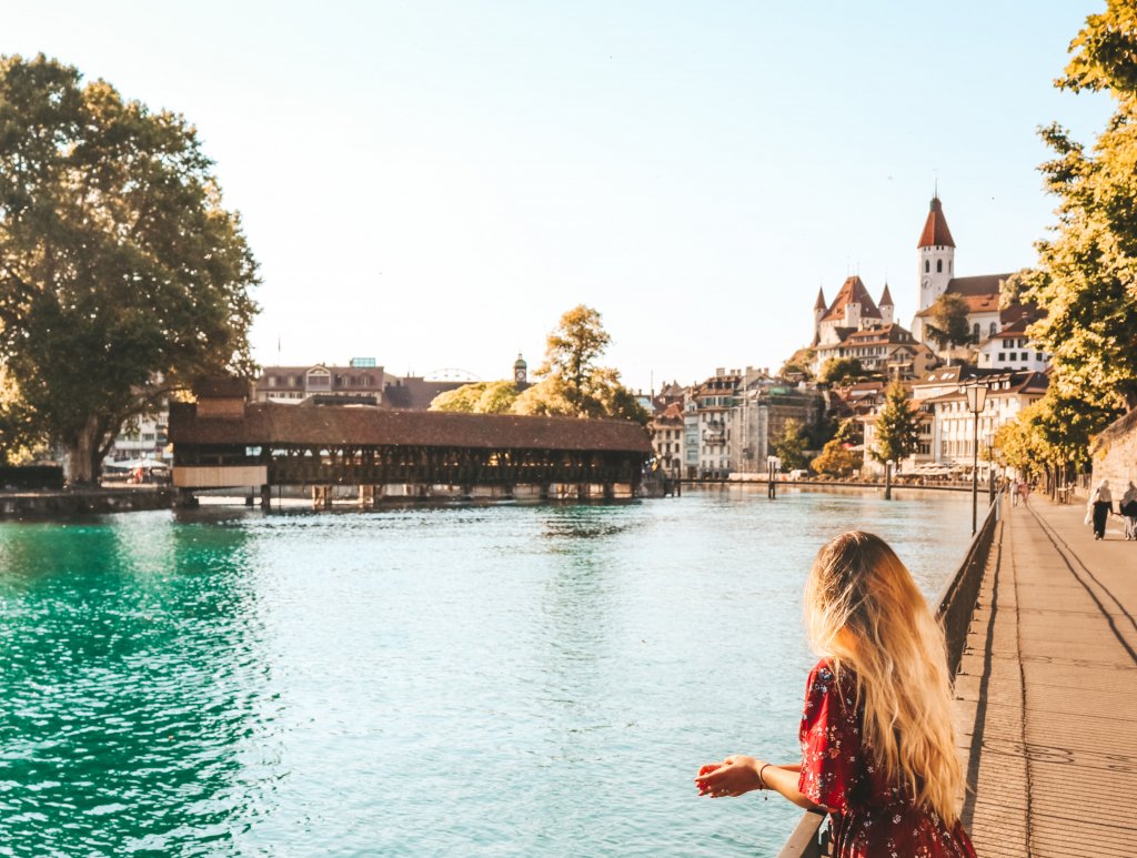 village de thoune suisse chateau