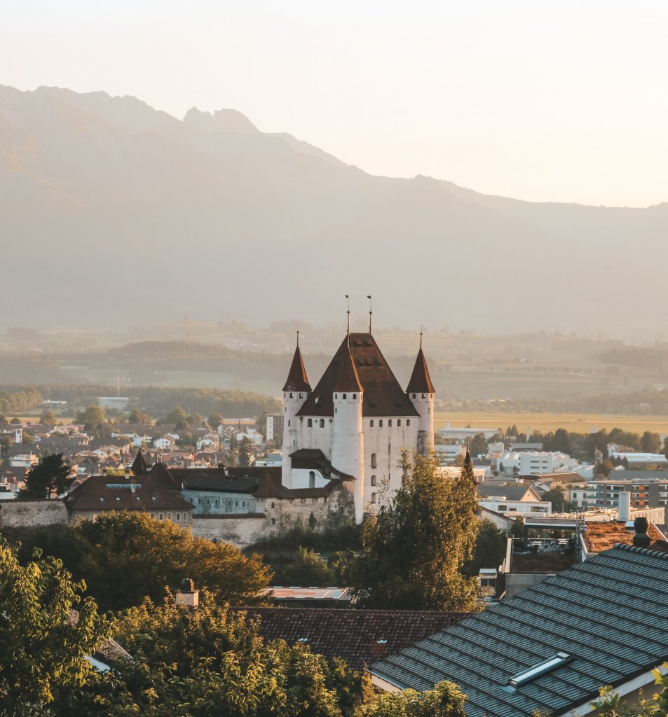 vue sur thoune suisse chateau coucher de soleil