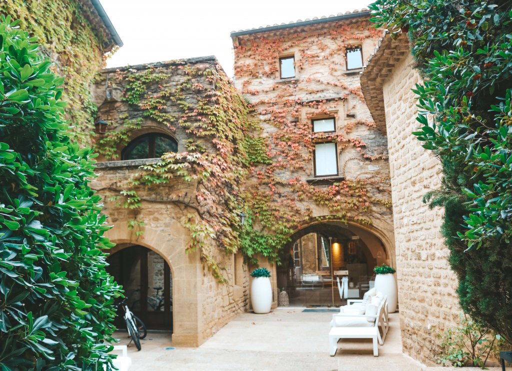 facade hotel le vieux castillon