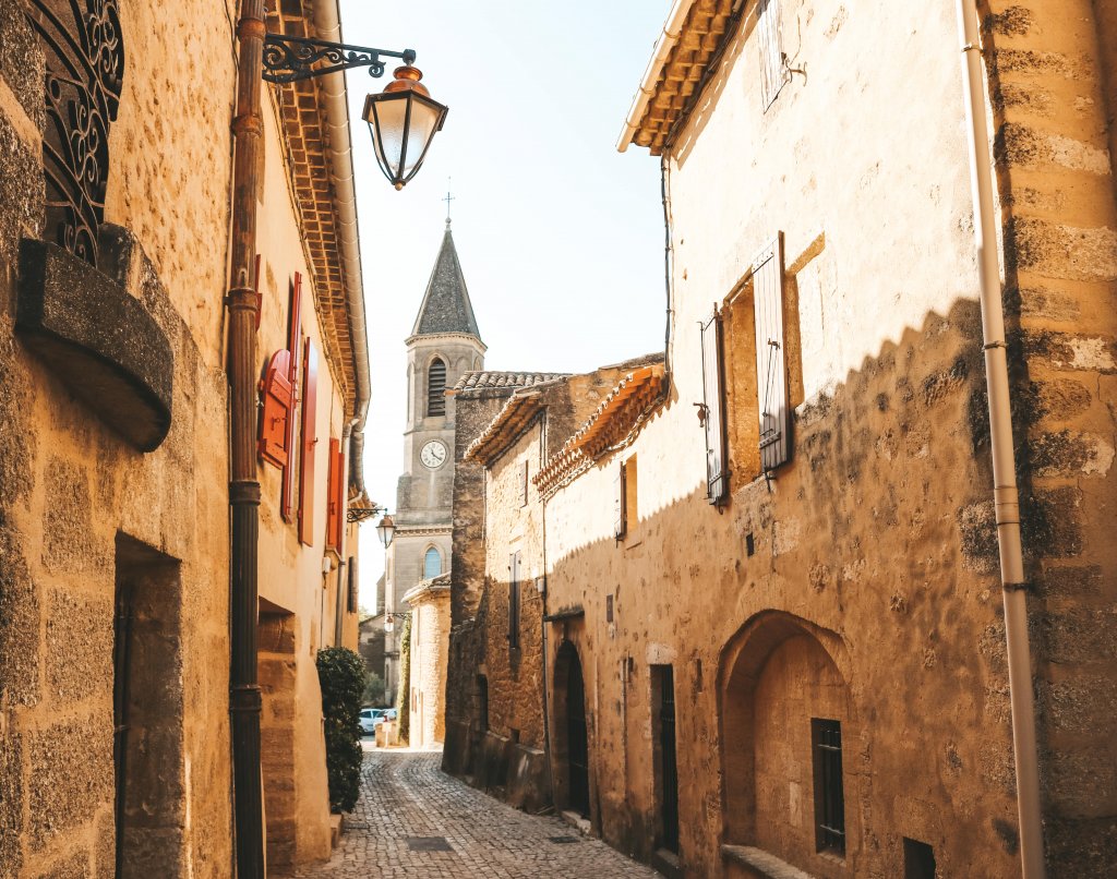 ruelle et église castillon du gard