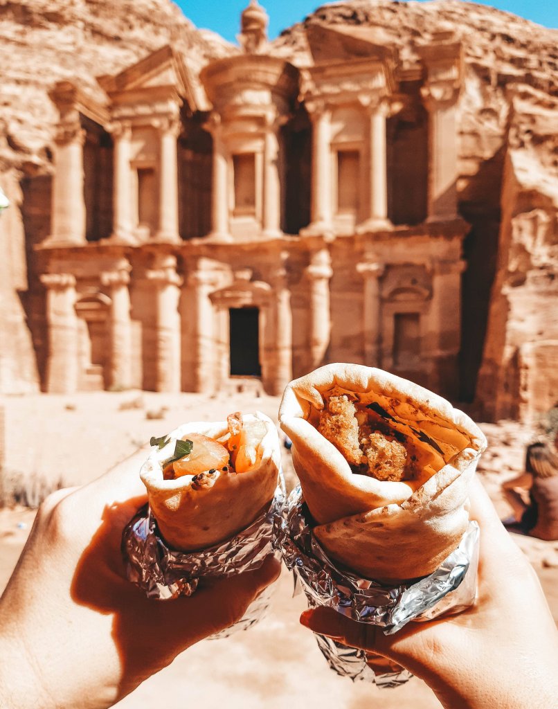 Sandwich devant Monastère Petra Jordanie