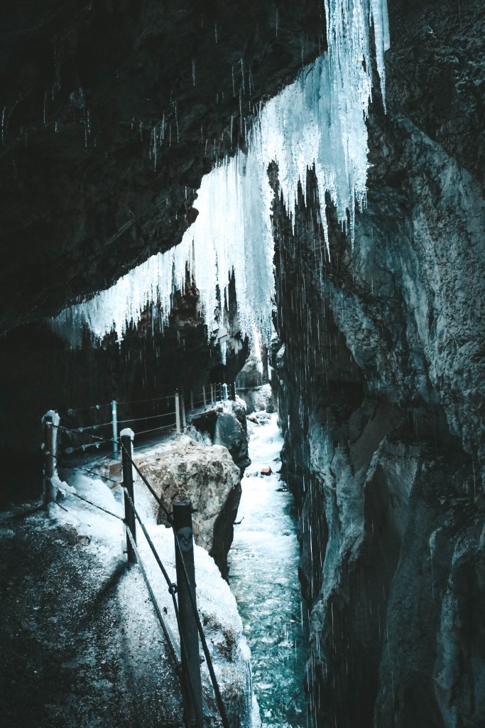 Stalactites de glace gorge de Partnach allemagne