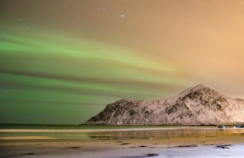 Aurores boréales Skagsanden plage iles de lofoten norvege