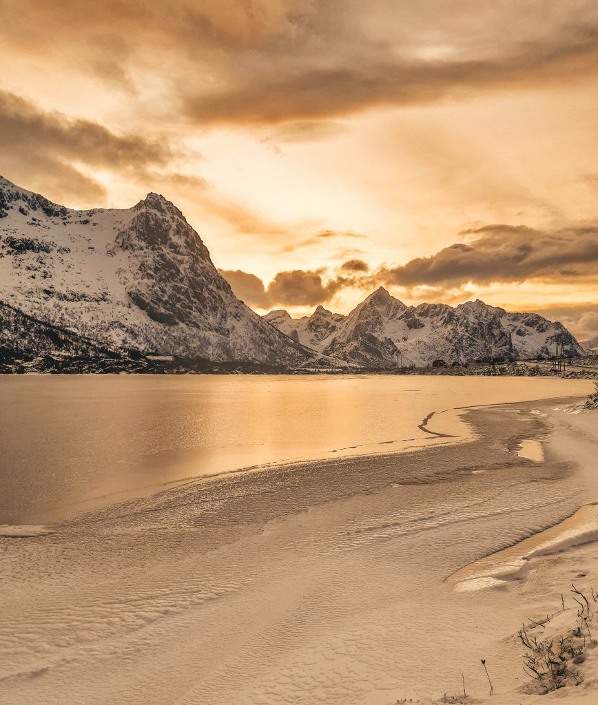 Iles de Lofoten Norvege lever de soleil