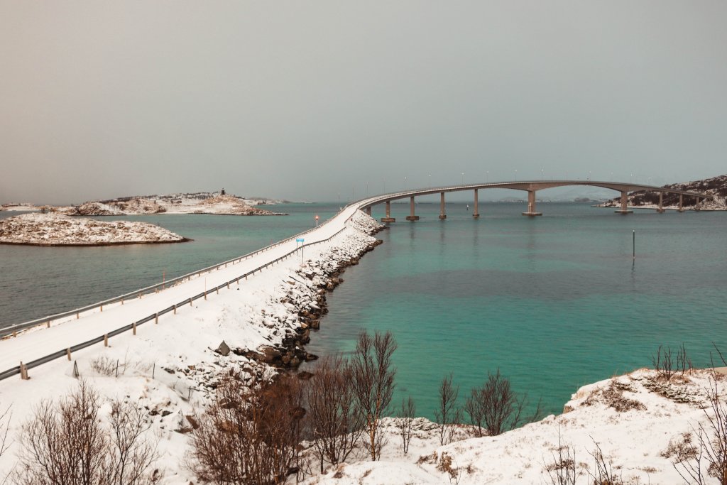 Pont et eau bleue ile de tromso norvege