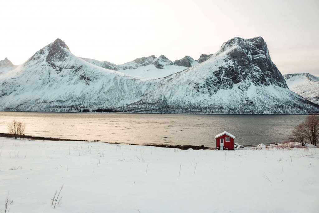 route entre tromso et senja rorbuer rouge sommets