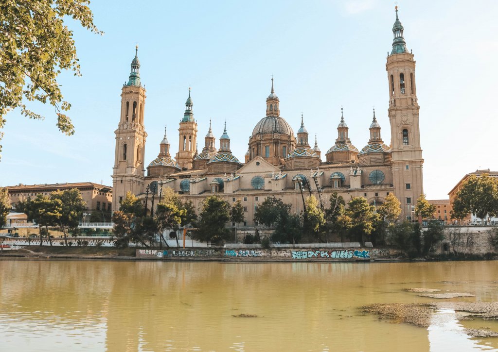 Basilique de Nuestra Señora del Pilar vue depuis l'ebre saragosse espagne