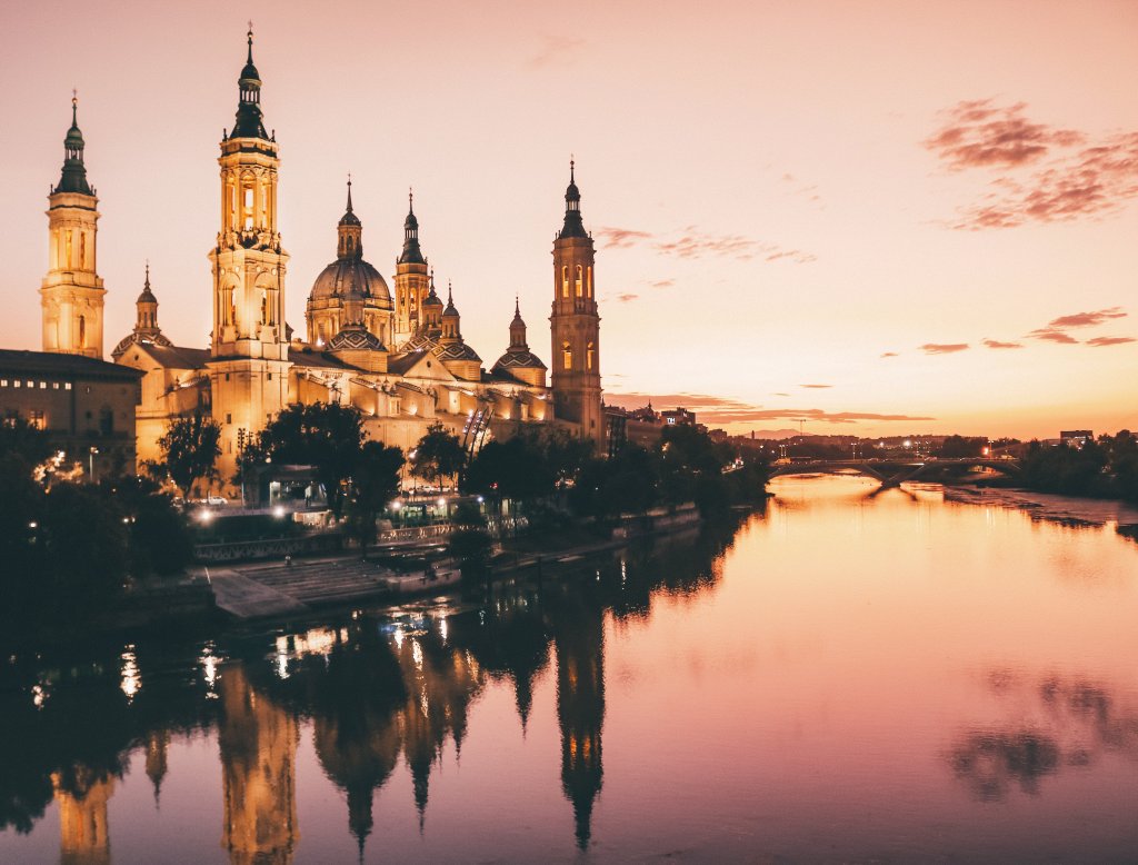 Coucher de soleil basilique de Nuestra Señora del Pilar Saragosse Espagne