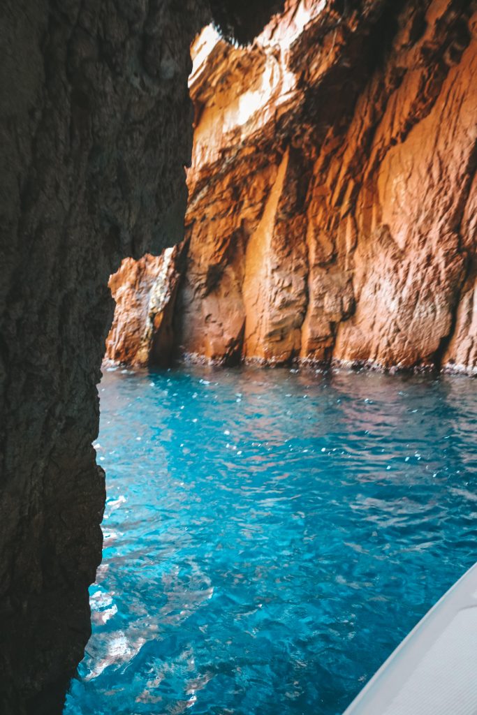 Grotte dans les calanques de Piana Corse