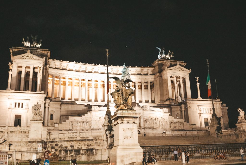 Altare della Patria Rome de nuit