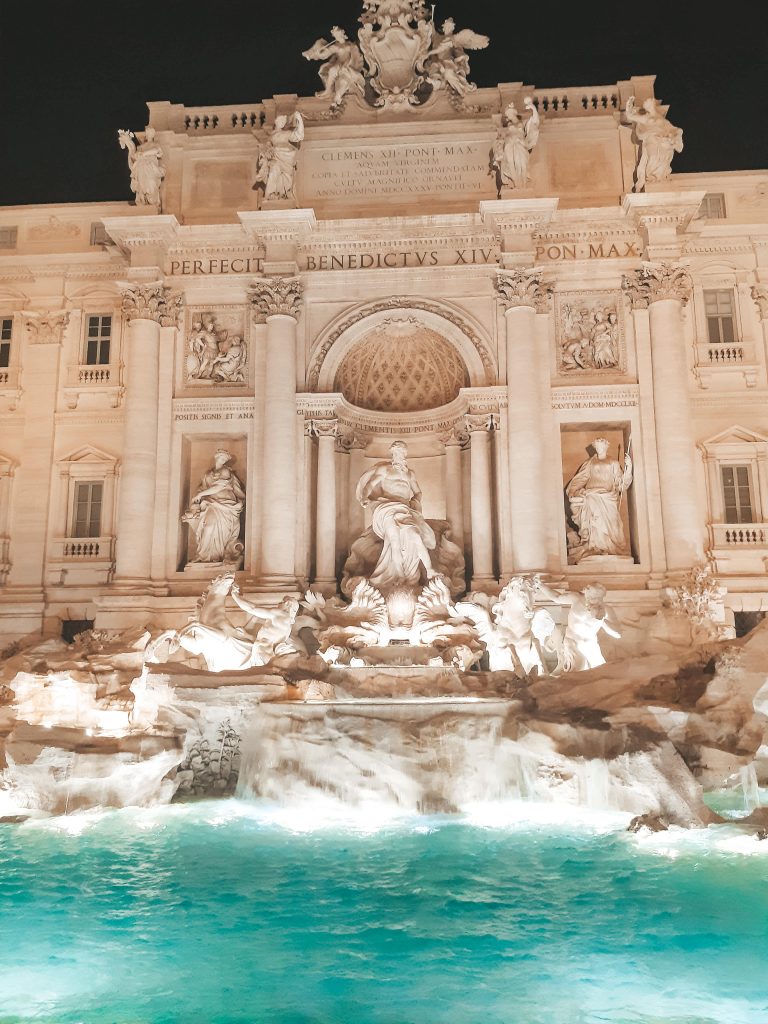 Fontaine de Trévi de nuit Rome