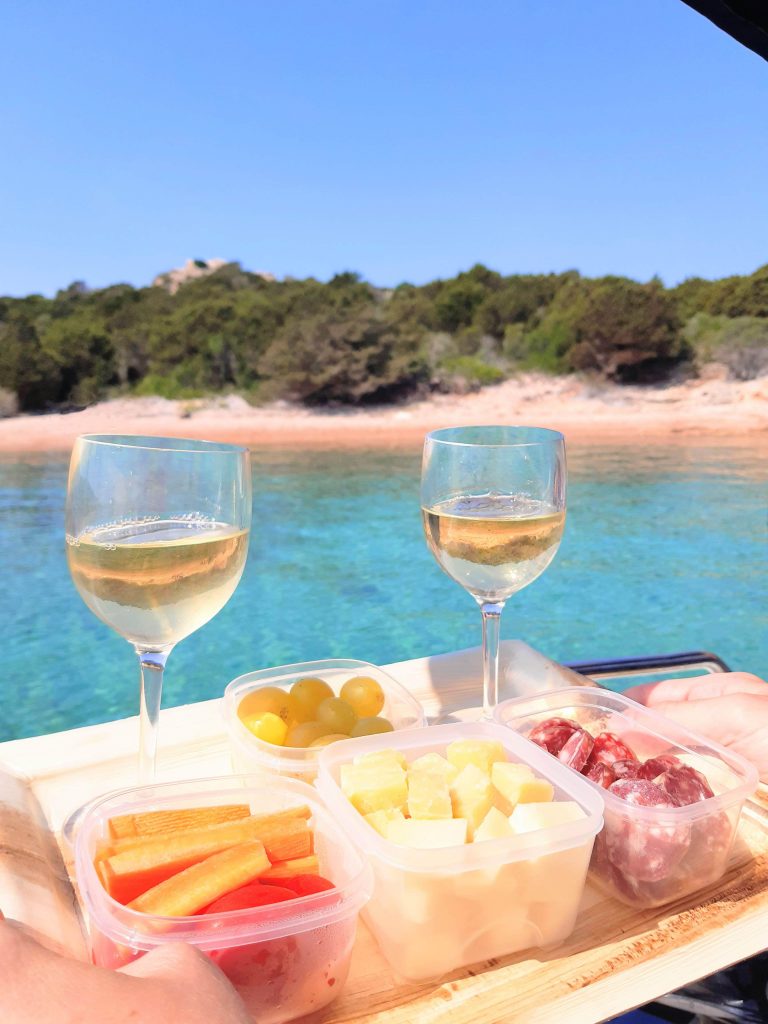 Aperitif sur un bateau à Isola Razzoli