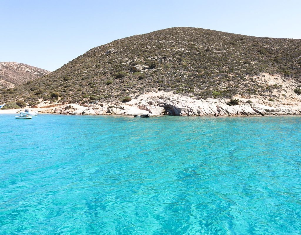 Eau bleu sur l'île de Poliagos