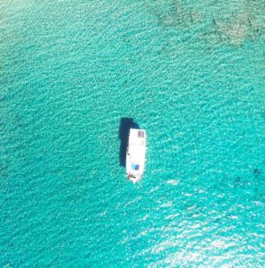 Eau turquoise en drone Poliagos les Cyclades