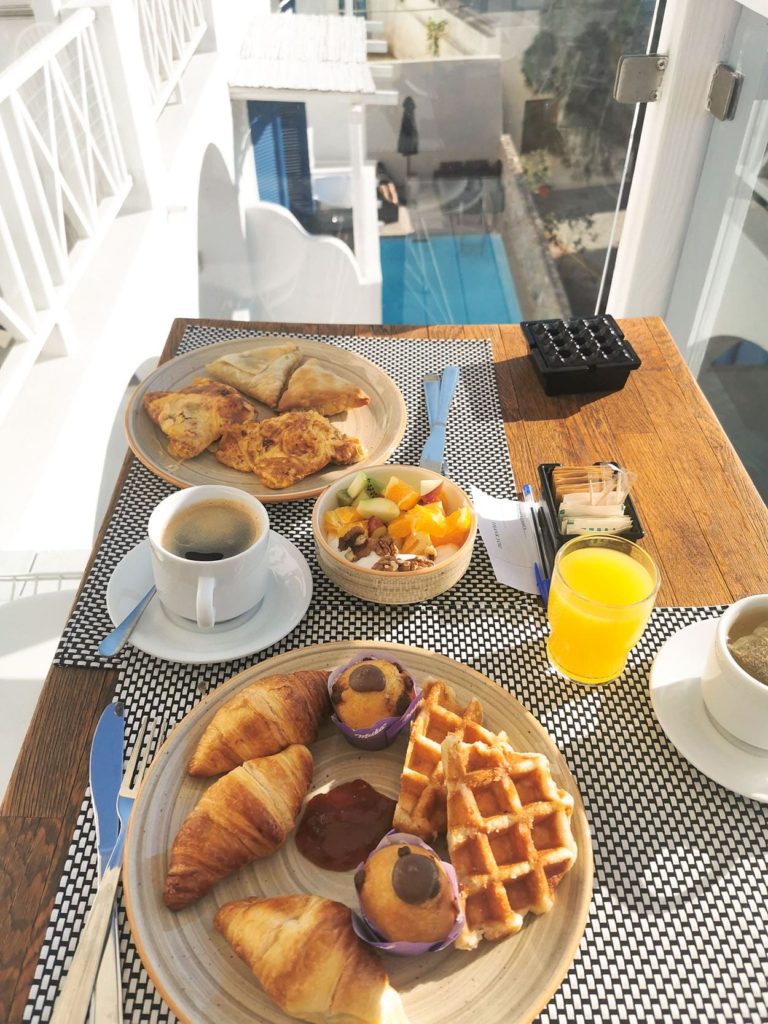 Petit Dejeuner hotel Loizos Stylish residence Fira