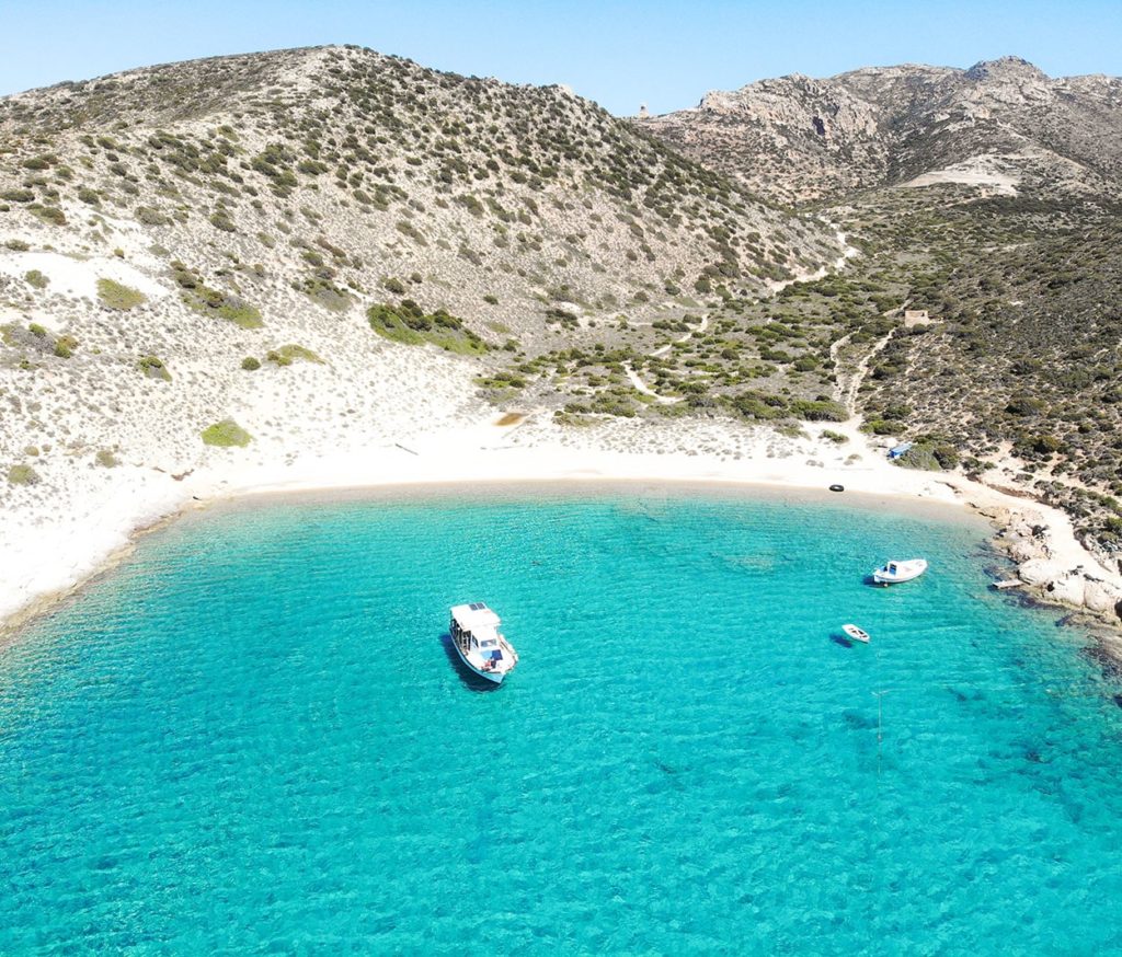 Plage sur l'île de Poliagos