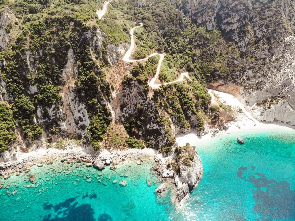 Agia Eleni et route en lacet drone