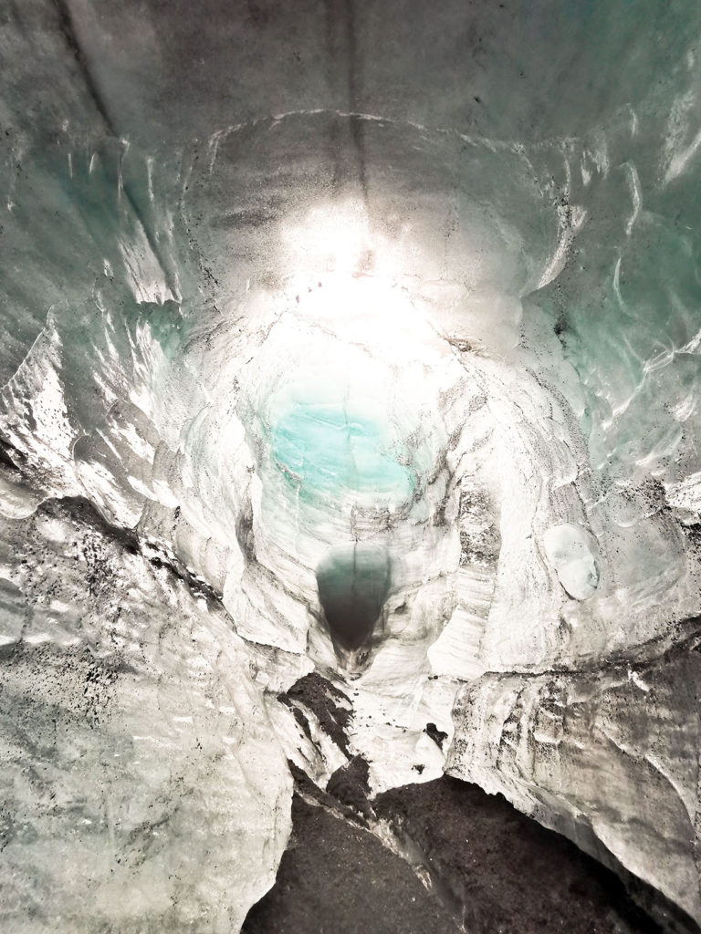 Islande marcher dans les grottes de glace