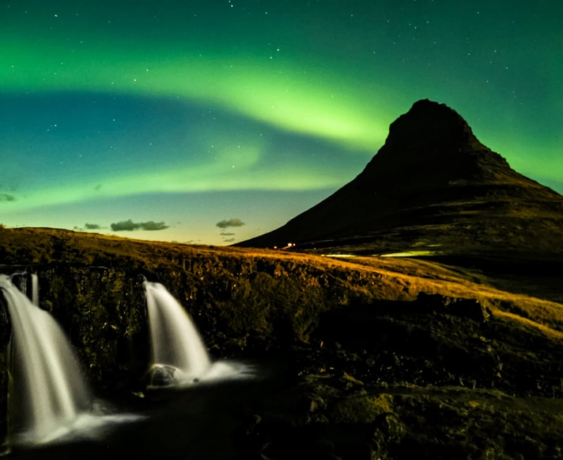 Aurore Boréales à Kirkjufellsfoss en Islande