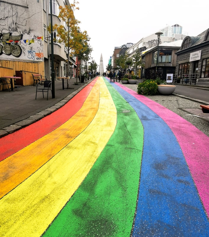 Cathédrale de Reykjavik rue colorée