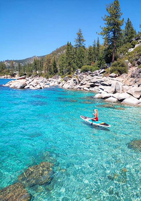 Paddle dans les eaux bleues du lac Tahoe