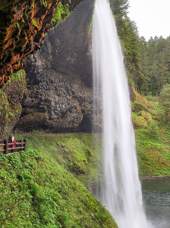 Derrière une cascade Silver Falls