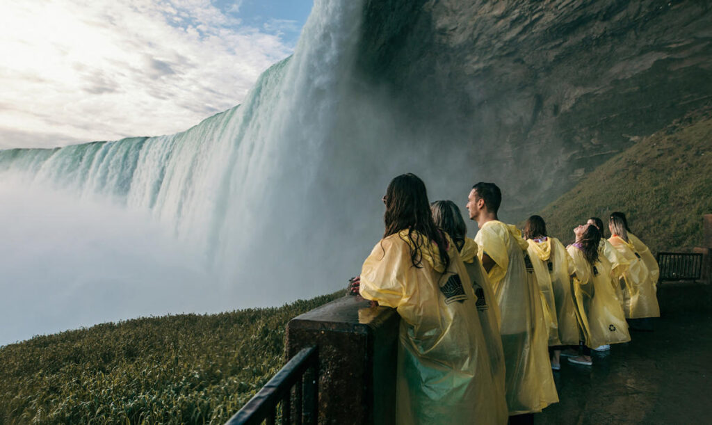 Journey behind the falls chutes du Niagara
