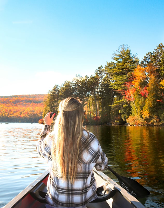 Canoe Lac Sacacomie en automne - Canada