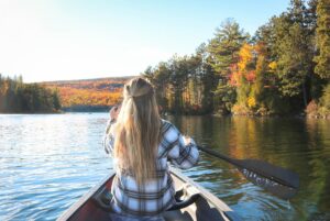 Canoe sur un lac au Quebec en automne