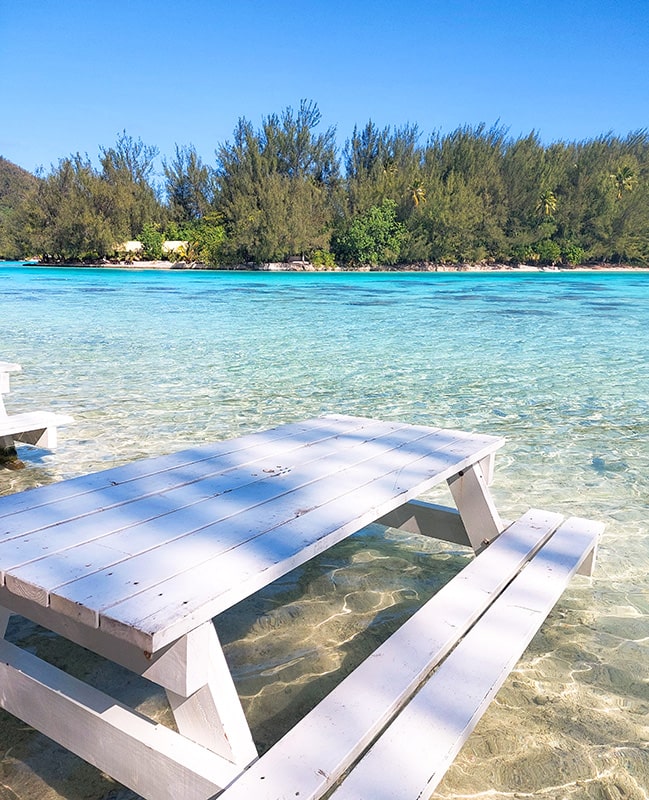 Repas les pieds dans l'eau Moorea