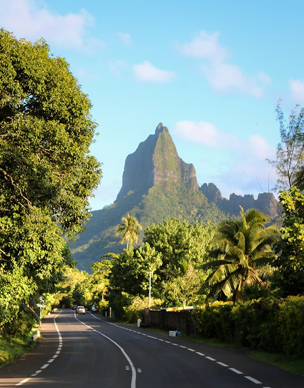 Route et montagne à Moorea