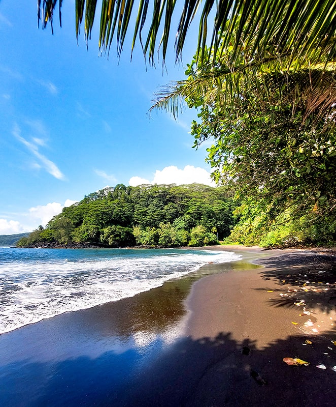 Plage de sable noire Tahiti