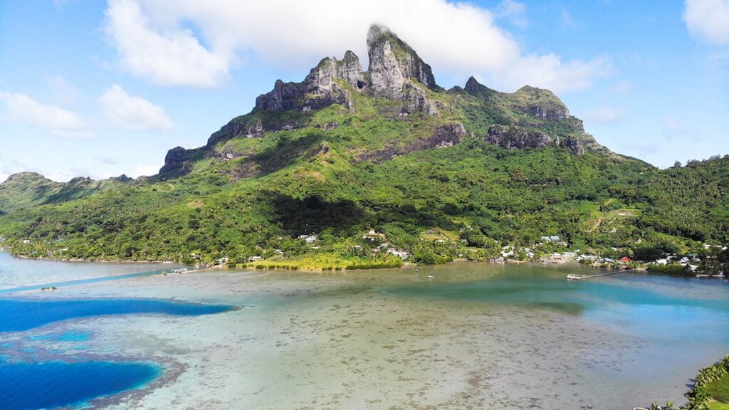 Vue sur le mont de Bora Bora depuis la route